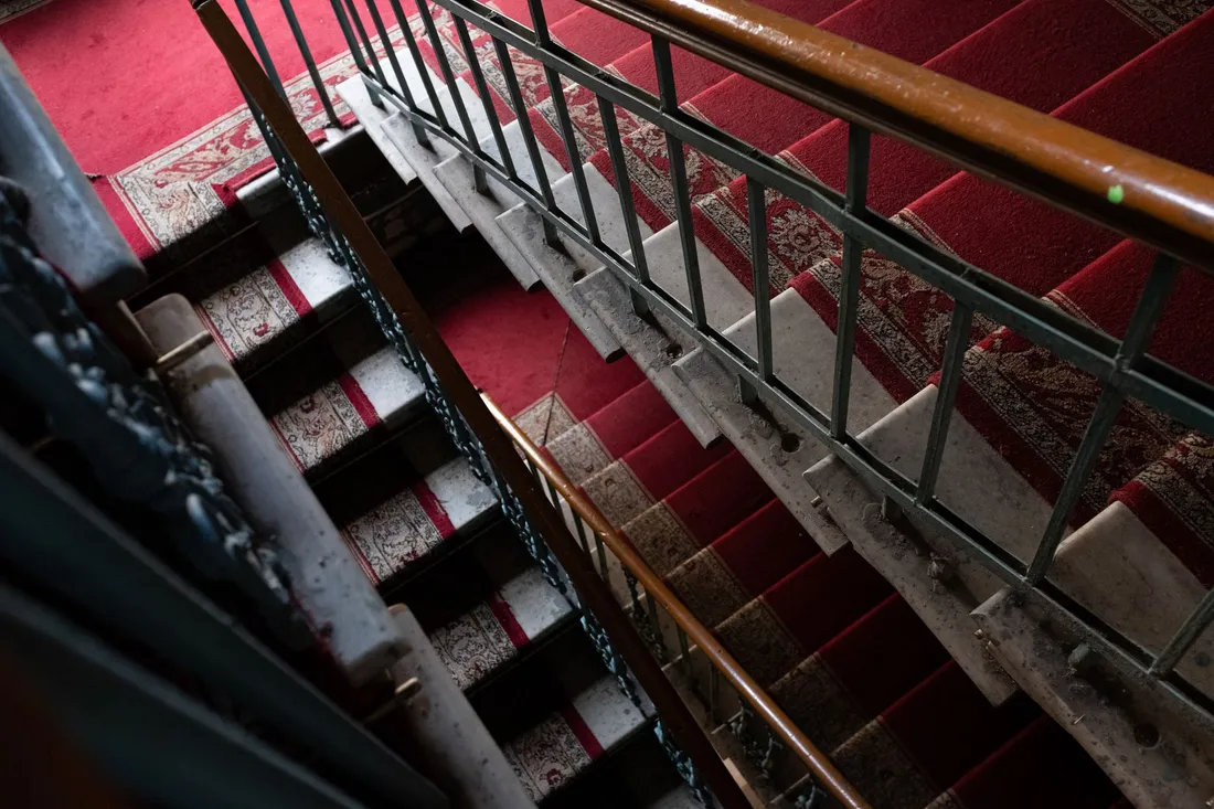 Holztreppe in einem alten Wohnhaus